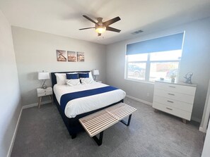 4 slaapkamers, een bureau, een strijkplank/strijkijzer, reisbedje