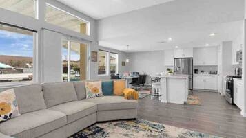 TV, tavolo da ping pong