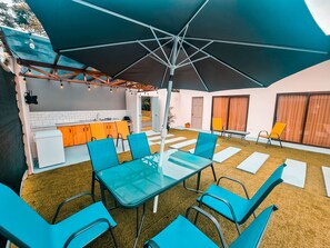 Outdoor dining - Vulcan Arenal House Hot water Pool (La Fortuna)