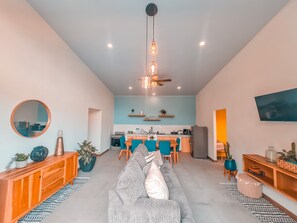 TV - Vulcan Arenal House Hot water Pool (La Fortuna)