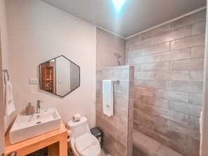 Dusche, Handtücher, Seife, Toilettenpapier