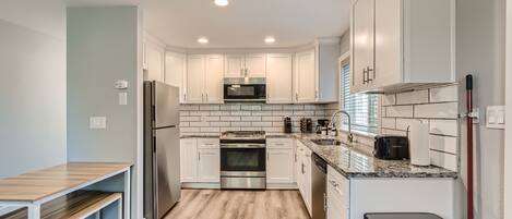 Kjøleskap, mikrobølgeovn, ovn og kokeplater