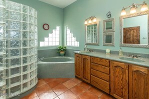Bathtub, eco-friendly toiletries, hair dryer, towels - Luxury hilltop home with great views in the heart of wine country (Sonoita)