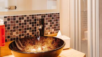 Comfort-Doppelzimmer | Badezimmer | Dusche, Regendusche, Haartrockner, Handtücher