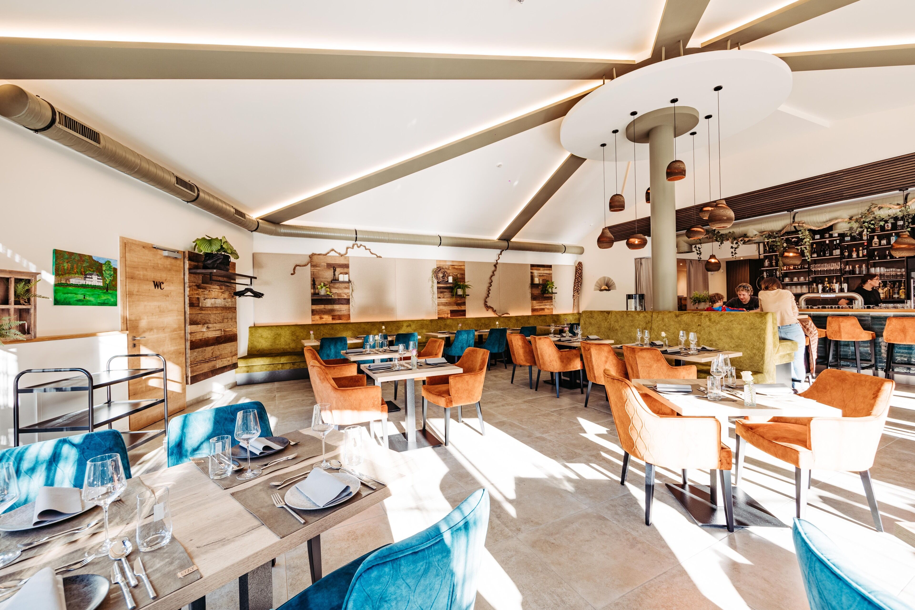 Phục vụ bữa sáng, bữa trưa và bữa tối 