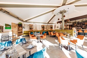 Petit déjeuner, déjeuner et dîner servis sur place