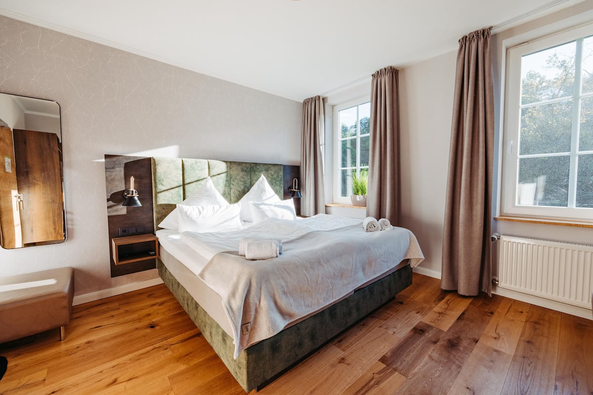 Classic Double Room | Peralatan tempat tidur hipoalergenik, meja, ruang kerja komputer riba