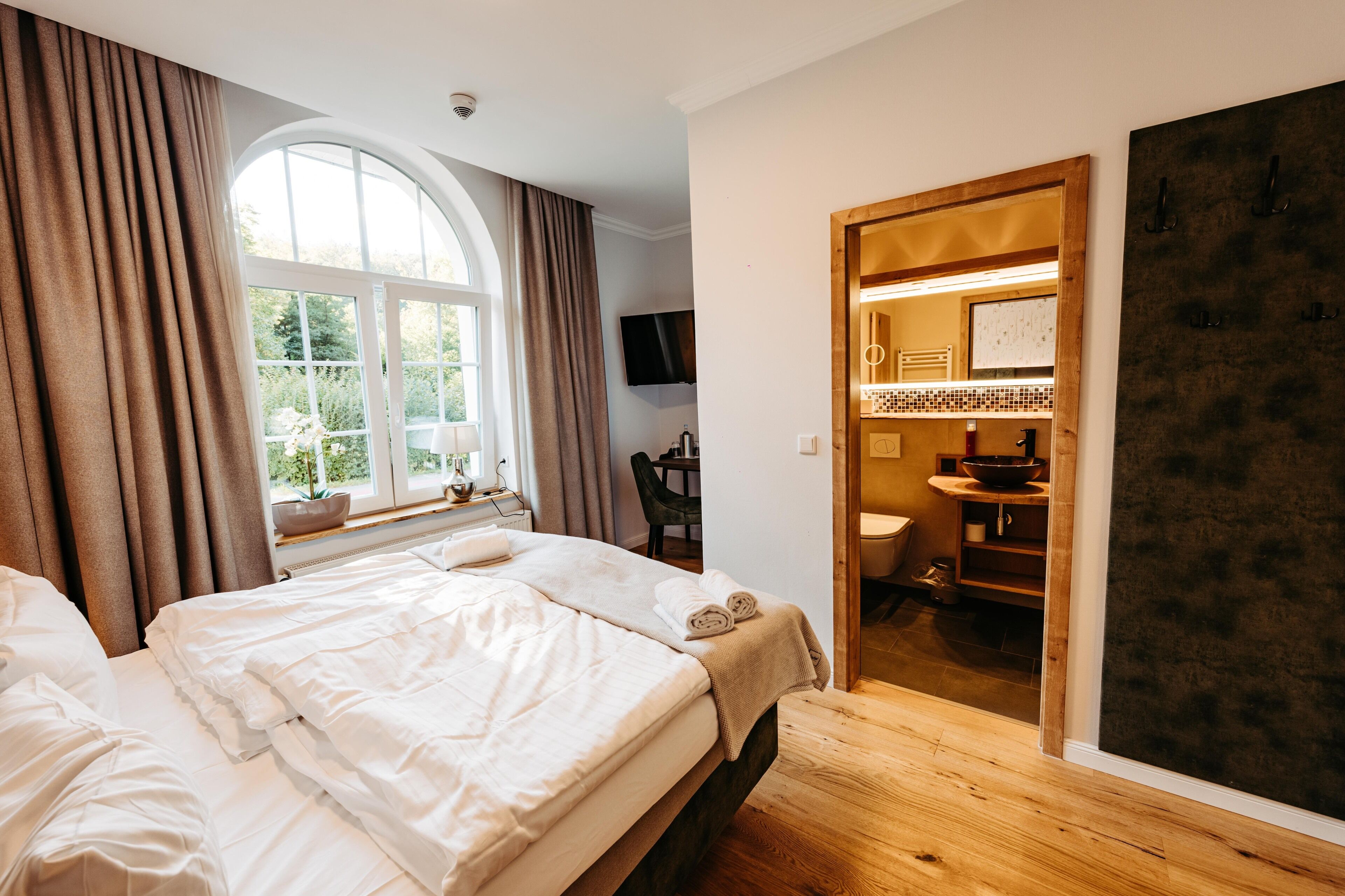 Bộ đồ giường kháng dị ứng, bàn, khu vực làm việc phù hợp cho laptop 