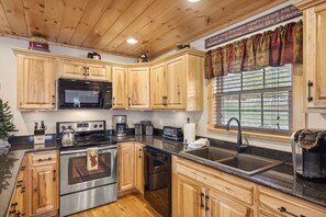 Fridge, microwave, oven, stovetop - New 1BR/1BA The Bear Stop Flat Paved Access Wears Valley Hot Tub WiFi Pool Table (Sevierville)