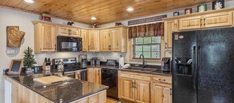 New 1BR/1BA The Bear Stop Flat Paved Access Wears Valley Hot Tub WiFi Pool Table