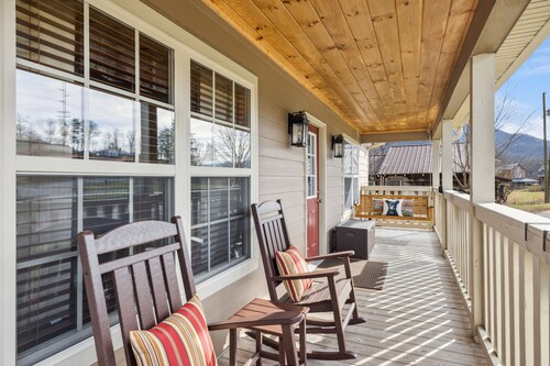 New 1BR/1BA The Bear Stop Flat Paved Access Wears Valley Hot Tub WiFi Pool Table
