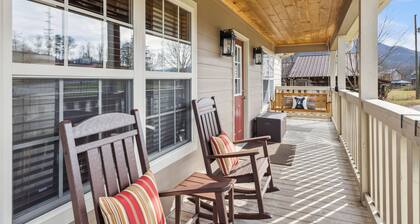 New 1BR/1BA The Bear Stop Flat Paved Access Wears Valley Hot Tub WiFi Pool Table