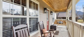 New 1BR/1BA The Bear Stop Flat Paved Access Wears Valley Hot Tub WiFi Pool Table