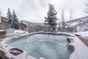 Tina de hidromasaje al aire libre