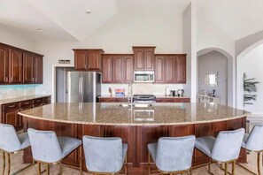 Fridge, microwave, oven, stovetop - Luxury 1 story 3,272 SF. 12 miles from IAH airport (Houston)