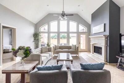 Luxury 1 story 3,272 SF. 12 miles from IAH airport