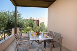Outdoor dining - Villa Artemis, a modern, comfortable home surrounded by Cretan nature (Rethimno)