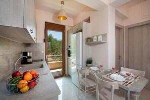 Fridge, oven, stovetop, dishwasher - Villa Artemis, a modern, comfortable home surrounded by Cretan nature (Rethimno)