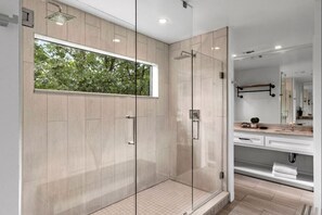 Douche, sèche-cheveux, serviettes fournies, savon