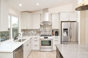 ثلاجة، ميكروويف، فرن، موقد طهي مسطح