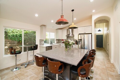 Gilbert Ranch Retreat & Non Heated Pool. Walk to Shops and Restaurants.