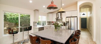 Gilbert Ranch Retreat & Non Heated Pool. Walk to Shops and Restaurants.