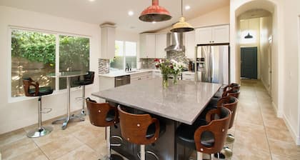 Gilbert Ranch Retreat & Non Heated Pool. Walk to Shops and Restaurants.