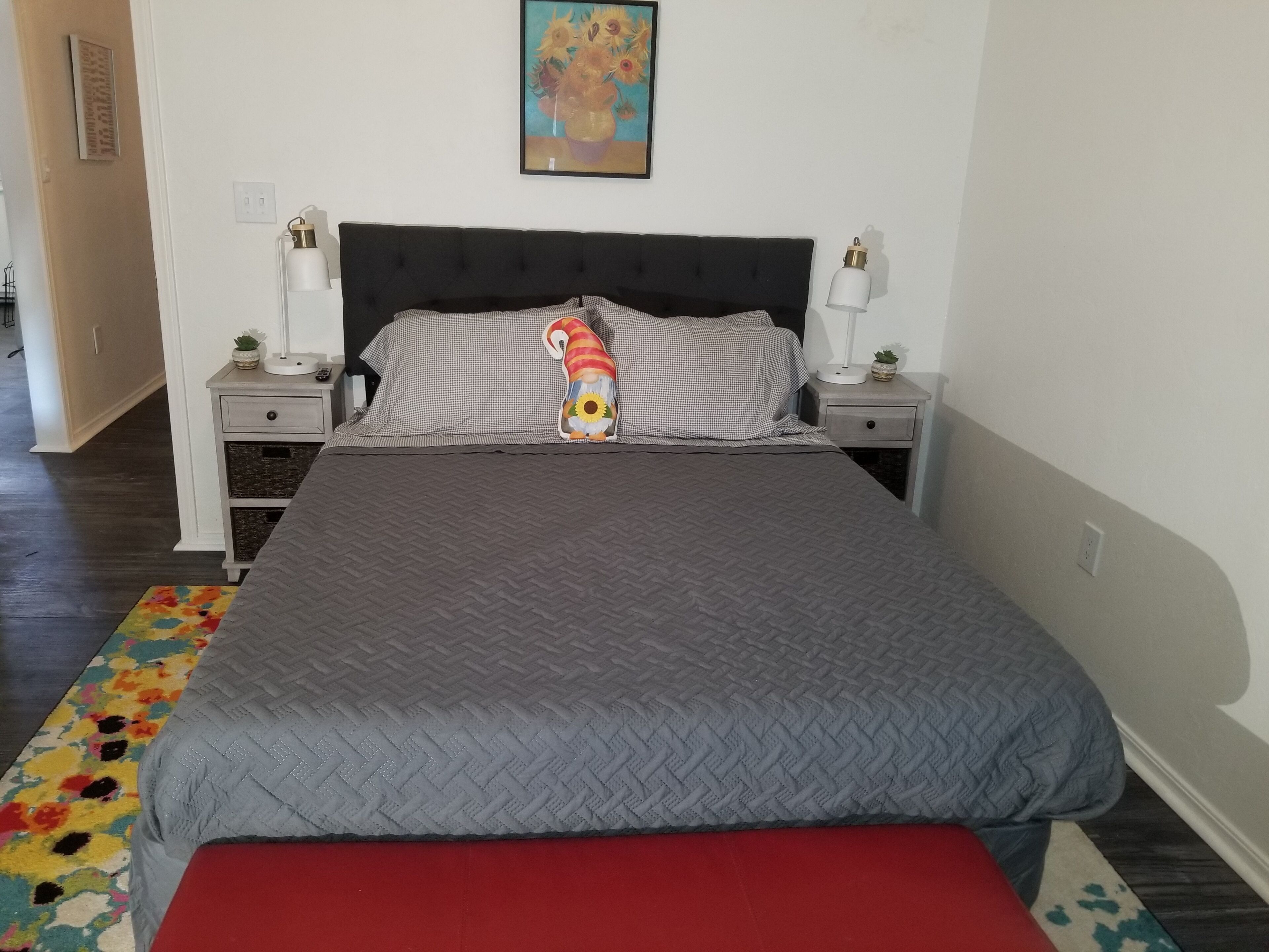 1 soverom, skrivebord, strykejern/-brett og reiseseng for barn