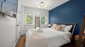 2 bedrooms, desk, iron/ironing board, travel crib - Chic Old Town Oasis <> Steps from King Street (Alexandria)