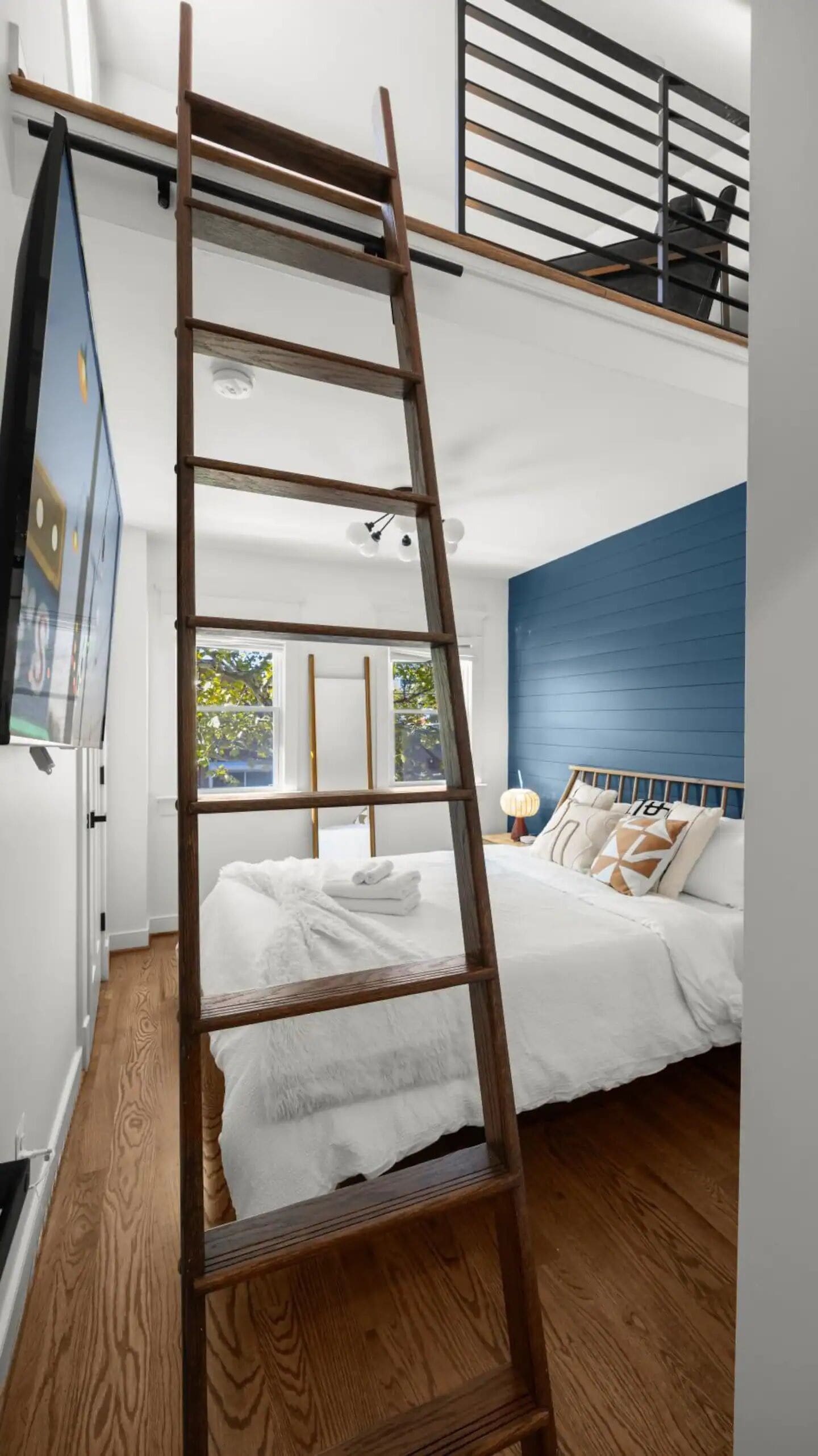 2 chambres, bureau, fer et planche à repasser, lit de bébé portatif