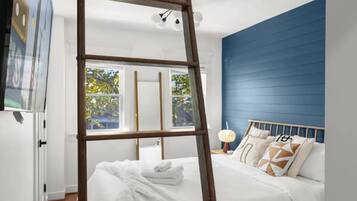 2 chambres, bureau, fer et planche à repasser, lit de bébé portatif