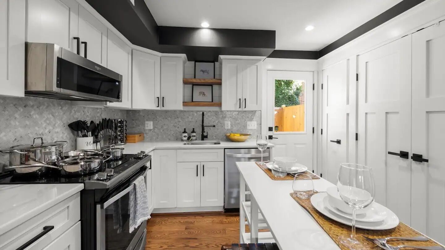 Réfrigérateur, four à micro-ondes, un four, surface de cuisson