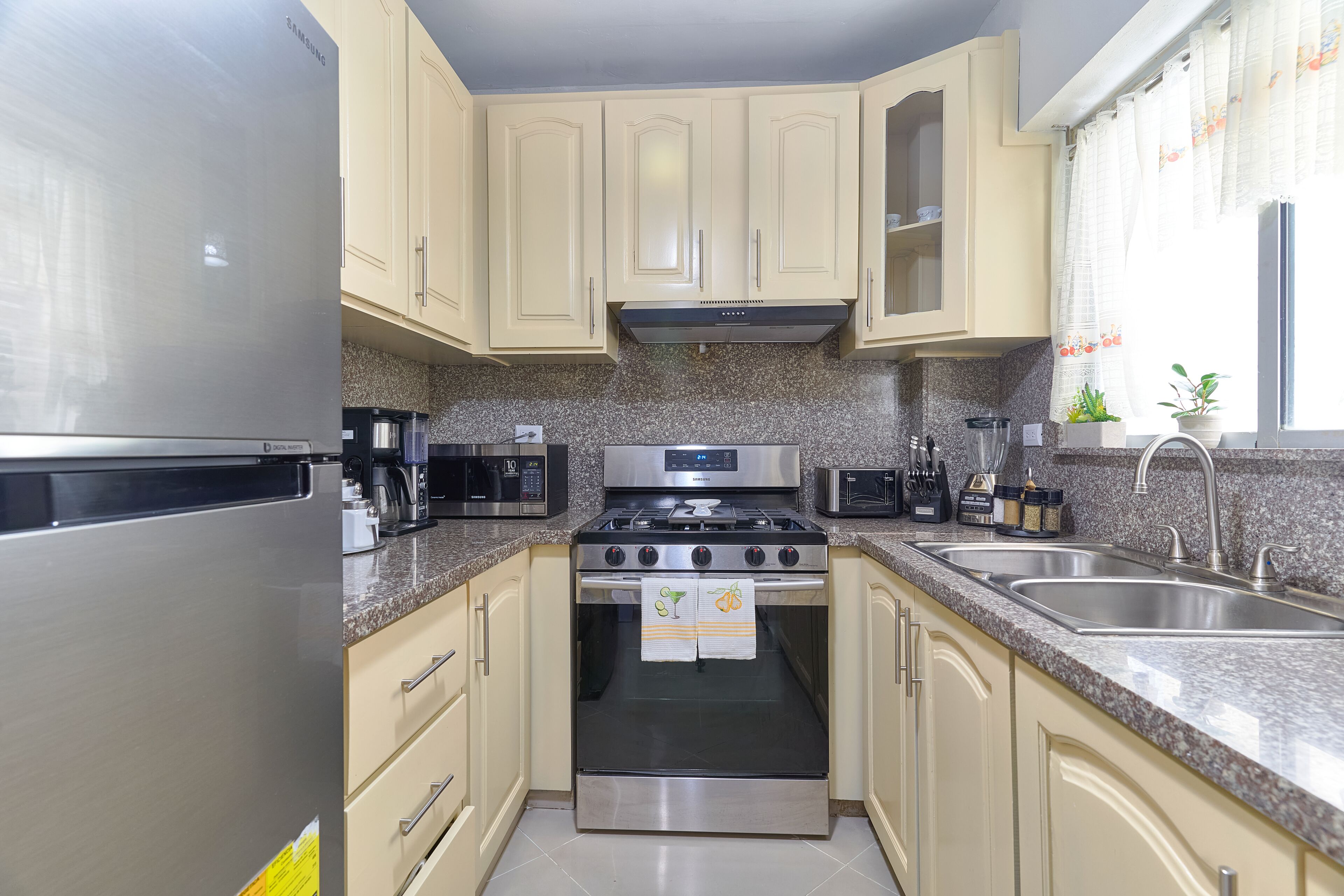 Frigorifero, microonde, forno, piano cottura