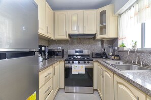 Frigorifero, microonde, forno, piano cottura