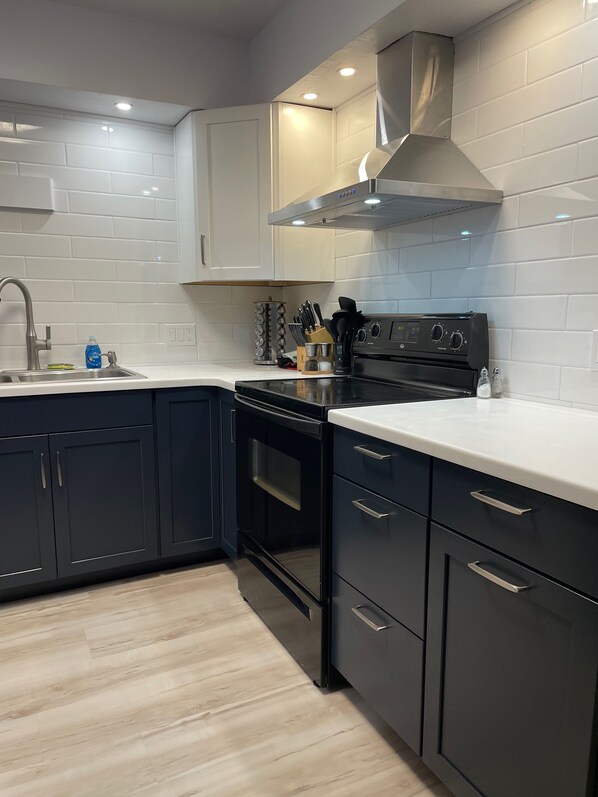 Refrigerador, microondas, horno y parrilla de estufa 