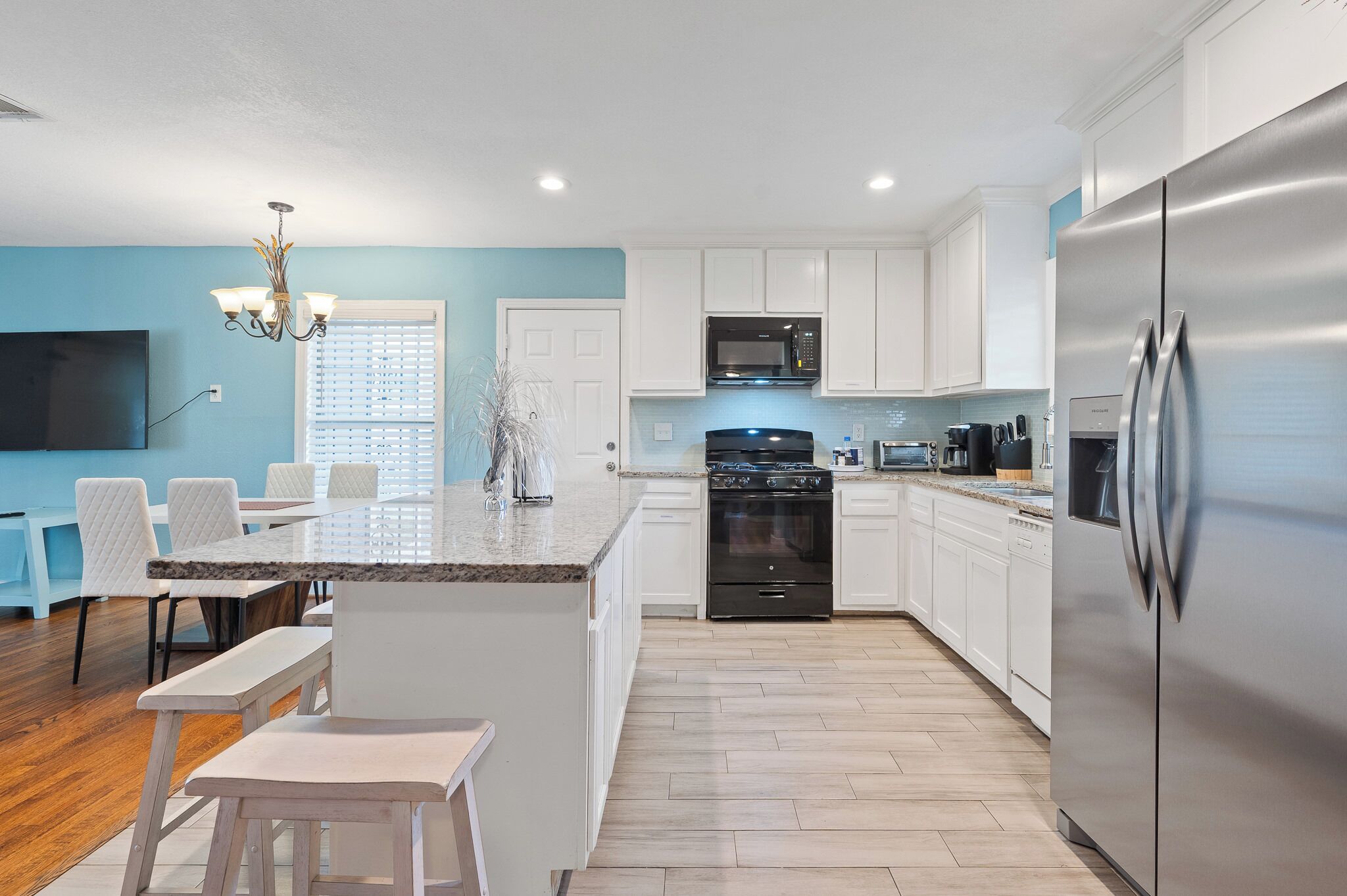 Een koelkast, een magnetron, een oven, een kookplaat