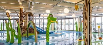 LAKESIDE 3-bedroom lodge with HOT TUB & FISHING PEG