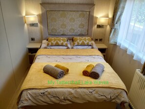 3 dormitorios, tabla de planchar con plancha, cuna de viaje