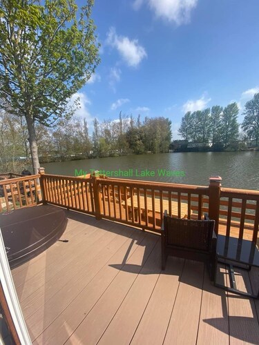 LAKESIDE 3-bedroom lodge with HOT TUB & FISHING PEG