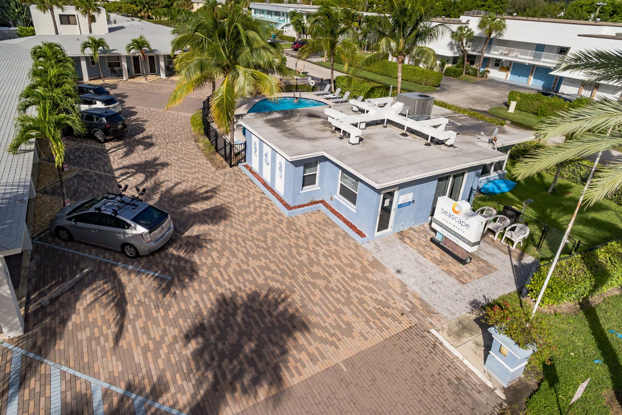 Un hôtel doté d’une piscine, d’un patio couvert et d’un parking.