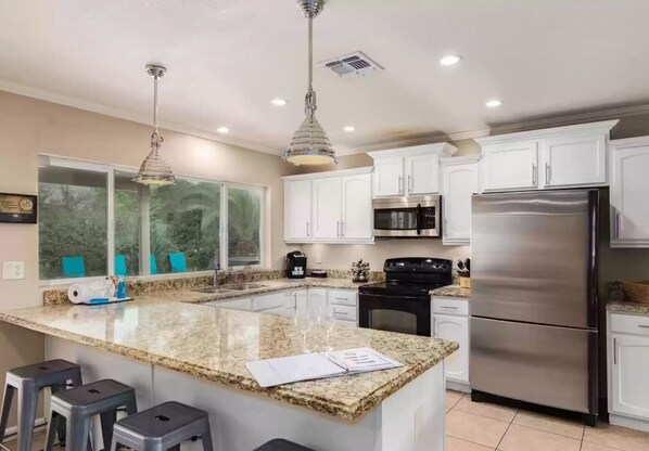 Frigorifero, microonde, forno, piano cottura