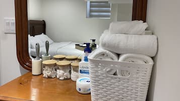 3 chambres, bureau, fer et planche à repasser, lit parapluie