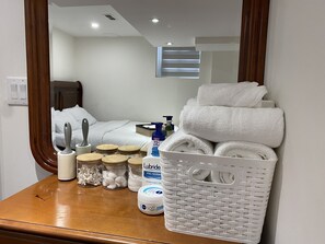 3 Schlafzimmer, Schreibtisch, Bügeleisen/Bügelbrett, Reisekinderbett