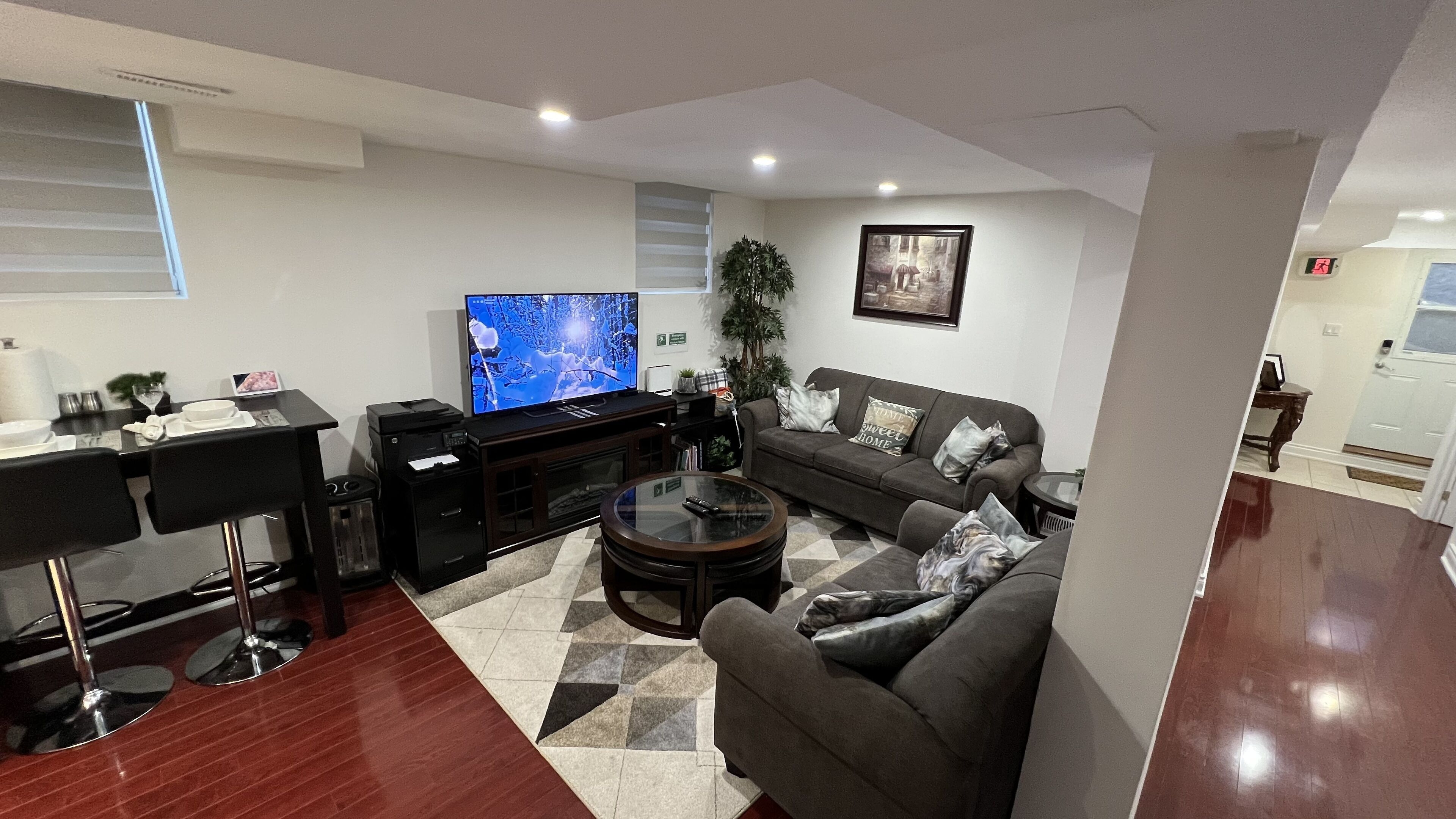 TV connectée, cheminée, livres, espaces bureaux