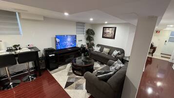 TV connectée, cheminée, livres, espaces bureaux