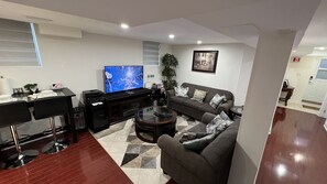 Smart-TV, Kamin, Bücher, Arbeitsbereiche