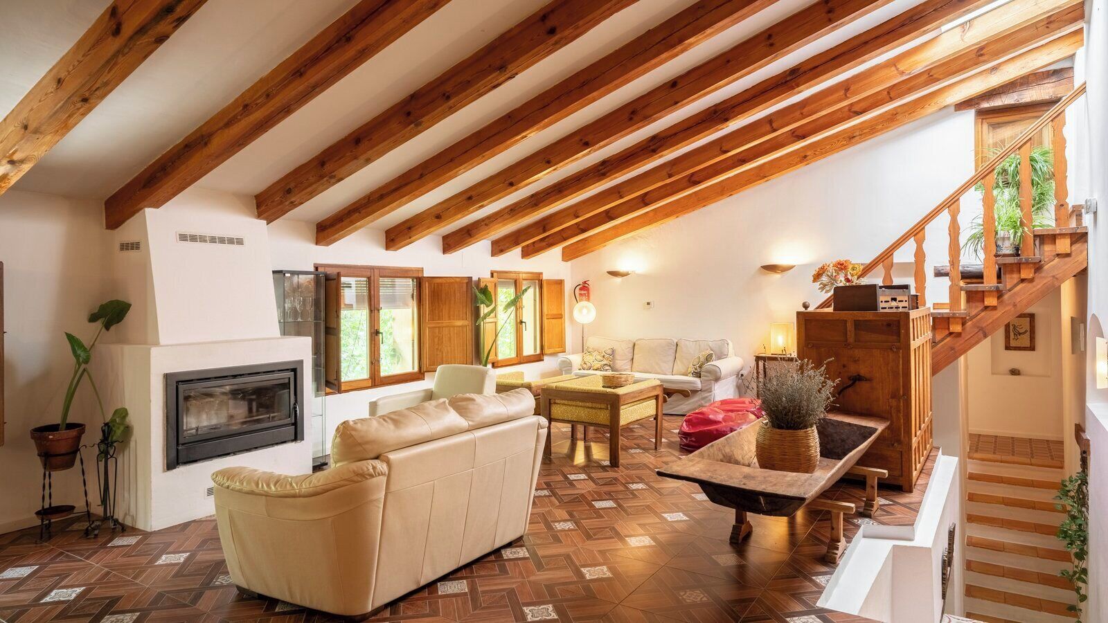 Een open haard, een dvd-speler en een tafeltennistafel