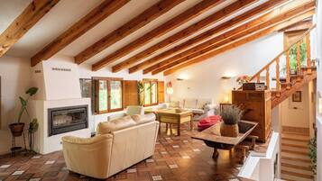 Een open haard, een dvd-speler en een tafeltennistafel