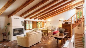 暖炉、DVD プレーヤー、卓球台