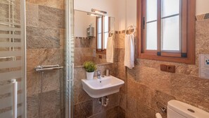 Regadera, secadora de cabello, toallas 